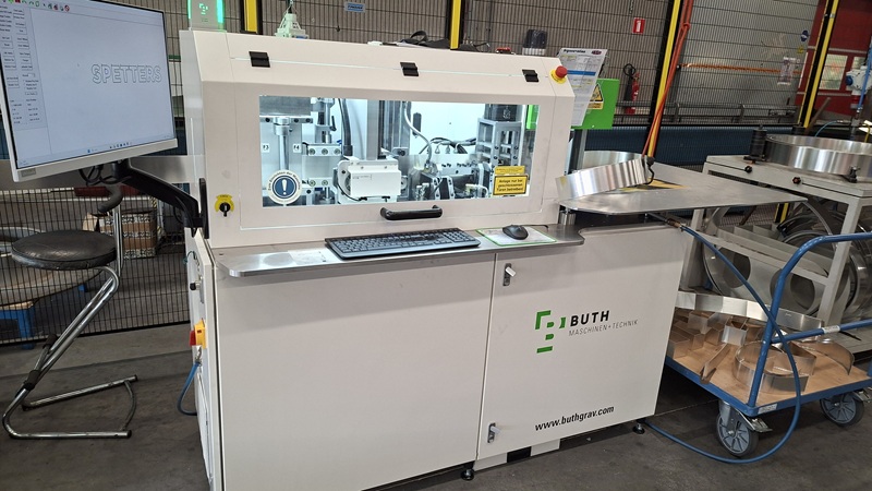 Onze nieuwe letterbuigmachine is binnen!